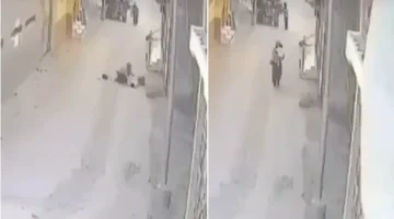 سقوط مروع.. سيدة تلقي أسطوانة غاز على أم وطفلها في شوارع مصر